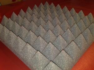 แผ่นซับเสียงบุห้องรูปพีระมิตรหนึ่งตารางฟุตหนา 2นิ้วลดเสียงและกันเสียงสะท้อน เหมาะกับห้องซ้อม ห้องอัด 1