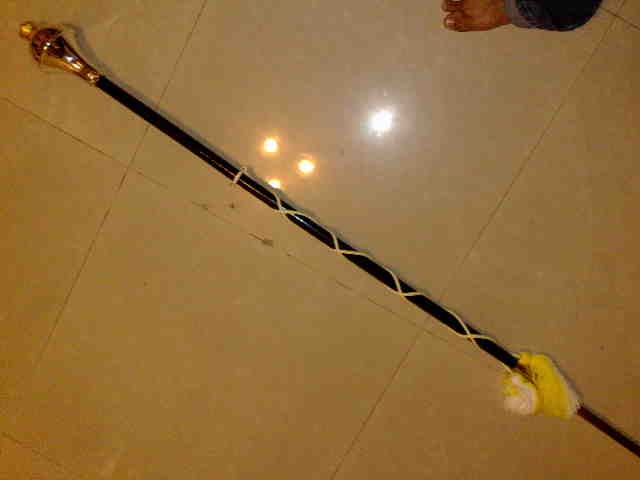 ไม้คฑา หัวมงกุฏโลหะพันเชือก ยี่ห้อ Luna (สีเหลือง) สูง 145 ซ.ม. 1