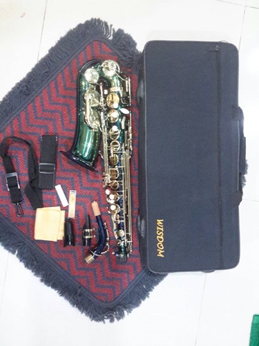 แซ็กโซโฟน ยี่ห้อ Wisdom รุ่น GE1007 สีน้ำเงินคีย์ทอง saxophone มือสองไม่ต้องหา เพราะมือหนึ่งถูกกว่า 7