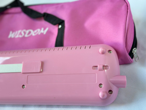 เมโลเดียน Wisdom 32 คีย์ รุ่นมาตราฐาน แบบกระเป๋าผ้า สีชมพู พร้อมสายเป่า ปากเป่า สติกเกอร์โน็ตและยางต 2