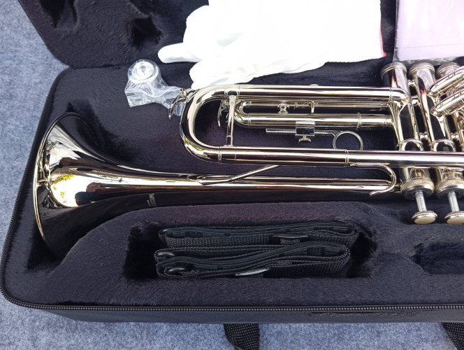 ทรัมเปท ยี่ห้อ Wisdom สีเงิน กล่องและอุปกรณ์ครบชุด 8