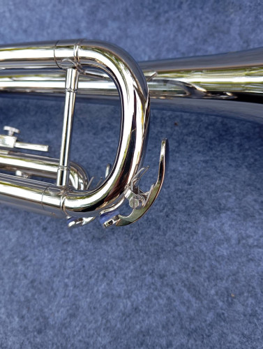 ทรัมเปท ยี่ห้อ Wisdom สีเงิน กล่องและอุปกรณ์ครบชุด 2