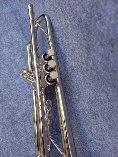 ทรัมเปท ยี่ห้อ Wisdom สีเงิน กล่องและอุปกรณ์ครบชุด 3