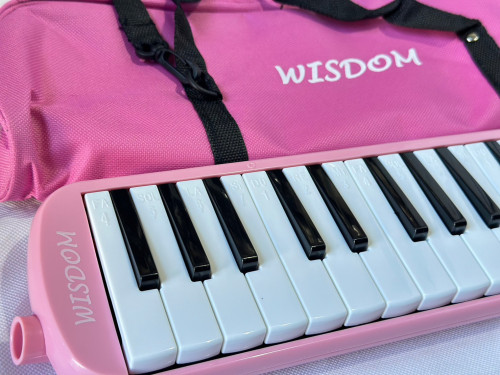 เมโลเดียน Wisdom 32 คีย์ รุ่นมาตราฐาน แบบกระเป๋าผ้า สีชมพู พร้อมสายเป่า ปากเป่า สติกเกอร์โน็ตและยางต 1