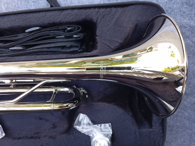 ทรัมเปท ยี่ห้อ Wisdom สีเงิน กล่องและอุปกรณ์ครบชุด 9