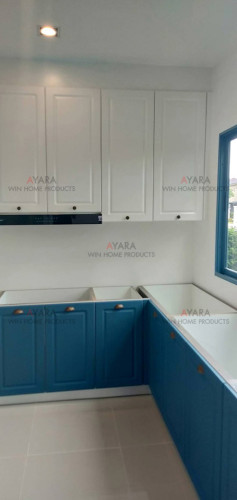 ชุดครัว Built-in ตู้ล่าง โครงซีเมนต์บอร์ด หน้าบาน PVC สีน้ำเงิน + ขาว ผิวด้าน เซาะร่อง