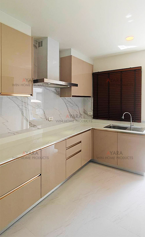ชุดครัว Built-in โครงซีเมนต์บอร์ด หน้าบาน Hi Gloss สีน้ำตาลเงา - ม.The City 1