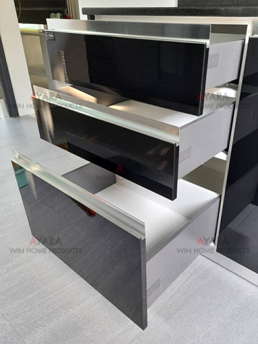ชุดครัว Built-in โครงซีเมนต์บอร์ด หน้าบาน Hi Gloss สีดำเงา - ม.คาซ่า วิลล์ 7