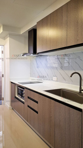 ชุดครัว Built-in โครงซีเมนต์บอร์ด หน้าบาน Melamine สี Textural Siamea ลายไม้ 1