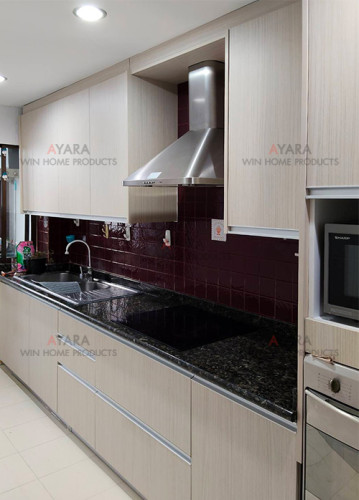 ชุดครัว Built-in โครงซีเมนต์บอร์ด หน้าบาน Melamine สีลายไม้แนวตั้ง