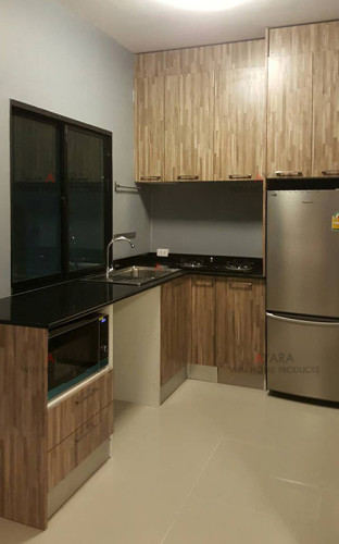 ชุดครัว Built-in ตู้ล่าง โครงซีเมนต์บอร์ด หน้าบาน Melamine สี Dolec Pine ลายไม้ - ม.The Connect
