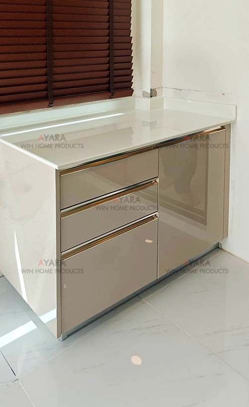 ชุดครัว Built-in โครงซีเมนต์บอร์ด หน้าบาน Hi Gloss สีน้ำตาลเงา - ม.The City 6