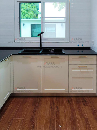 ชุดครัว Built-in โครงซีเมนต์บอร์ด หน้าบาน PVC สีขาวครีม ลายไม้ เซาะร่อง Stack 4