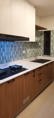 ชุดครัว Built-in โครงซีเมนต์บอร์ด หน้าบาน Laminate สีลายไม้ + ขาว - ม.อณาสิริ