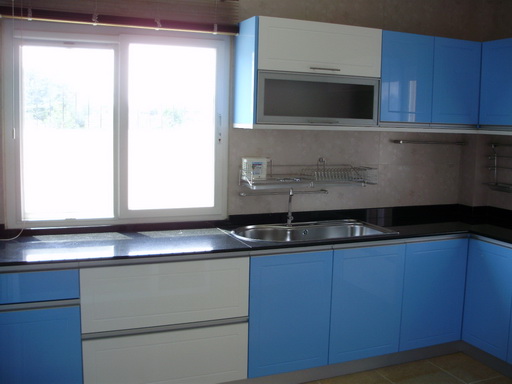 ชุดครัว Built-in ตู้ล่าง โครงซีเมนต์บอร์ด หน้าบาน Hi Gloss สีฟ้า + ขาว 2