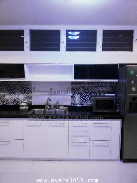 ชุดครัว Built-in ตู้ล่าง โครงซีเมนต์บอร์ด หน้าบาน Acrylic สีขาว