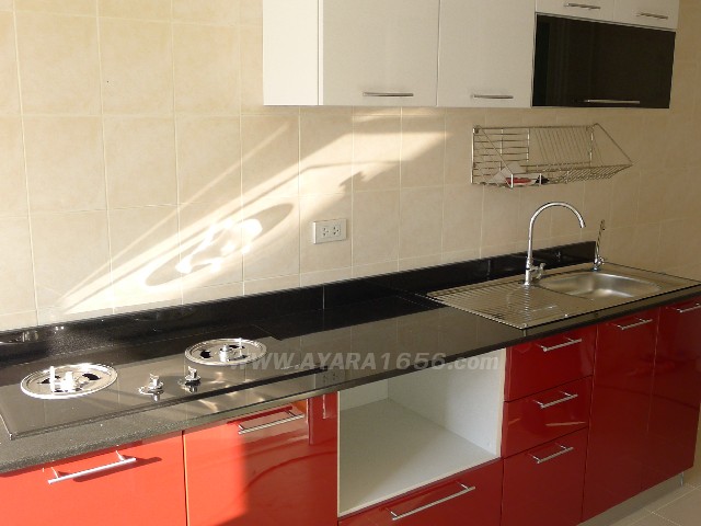 ชุดครัว Built-in ตู้ล่าง โครงซีเมนต์บอร์ด หน้าบาน PVC สีแดง + ขาว 1