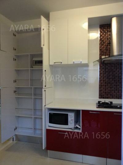 ชุดครัว Built-in ตู้ล่าง โครงซีเมนต์บอร์ด หน้าบาน Acrylic สีแดง + ขาว - ม.ภัสสร เพรจทีจ 3