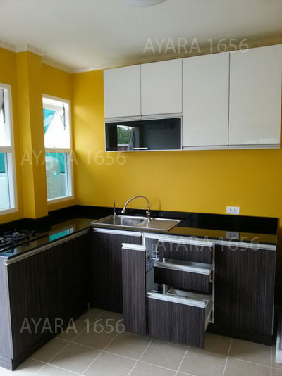 ชุดครัว Built-in ตู้ล่าง โครงซีเมนต์บอร์ด หน้าบาน Laminate สี Ebano ลายไม้ + PVC สีขาวเงา 1