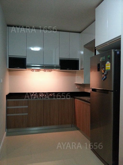 ชุดครัว Built-in ตู้ล่าง โครงซีเมนต์บอร์ด หน้าบาน Laminate สี Cherry Afromosia ลายไม้ + PVC สีขาวเงา