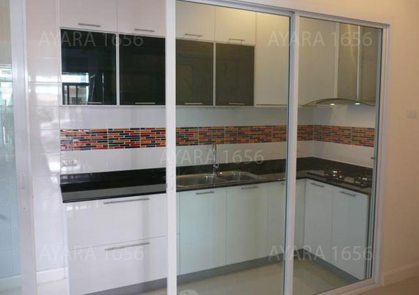 ชุดครัว Built-in ตู้ล่าง โครงซีเมนต์บอร์ด หน้าบาน PVC สีขาวเงา เซาะร่อง 2