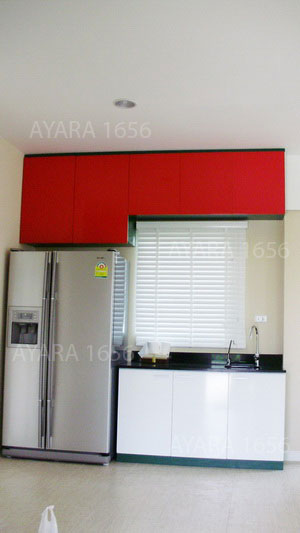 ชุดครัว Built-in ตู้ล่าง โครงซีเมนต์บอร์ด หน้าบาน PVC สีขาว + แดง