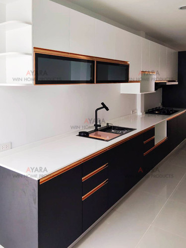ชุดครัว Built-in โครงซีเมนต์บอร์ด หน้าบาน Melamine สีดำด้าน Texture ลายไม้ + ขาว
