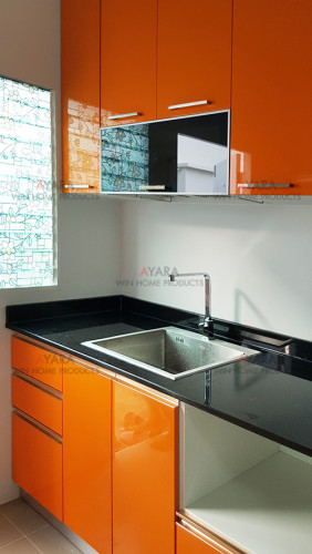 ชุดครัว Built-in ตู้ล่าง โครงซีเมนต์บอร์ด หน้าบาน Acrylic สีส้ม - ม.Villaggio 1