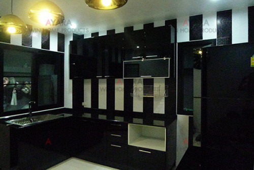 ชุดครัว Built-in ตู้ล่าง โครงซีเมนต์บอร์ด หน้าบาน Hi Gloss สีดำ