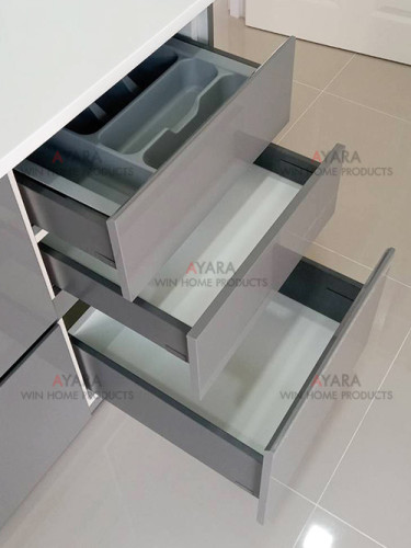 ชุดครัว Built-in โครงซีเมนต์บอร์ด หน้าบาน Laminate สีเทาเงา + ขาวเงา 5