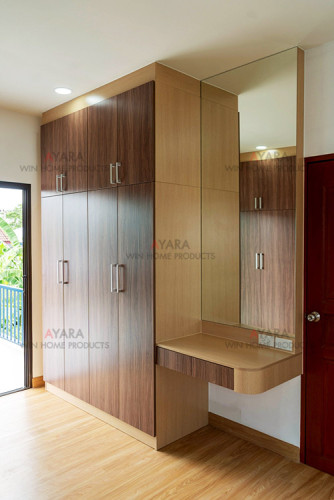 ตู้เสื้อผ้า Built-in โครงปาติเกิล กันชื้น เคลือบ Melamine สี Brown Oak + Absolute Walnut