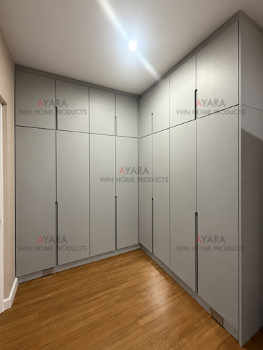 ตู้เสื้อผ้า Built-in โครง HMR กันชื้น เคลือบ Melamine สีเทา ผิวลายไม้
