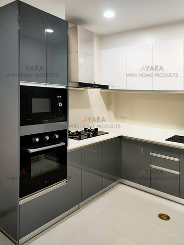 ชุดครัว Built-in โครงซีเมนต์บอร์ด หน้าบาน Hi Gloss สีเทาเงา + ขาวเงา - ม.Perfect Place 1