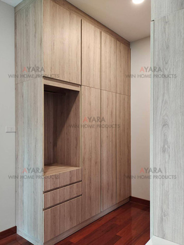 ตู้เสื้อผ้า Built-in โครงปาติเกิลกันชื้น หน้าบาน Melamine สีลายไม้ 3
