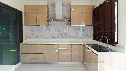 ชุดครัว Built-in โครงซีเมนต์บอร์ด หน้าบาน Hi Gloss สีน้ำตาลเงา - ม.The City