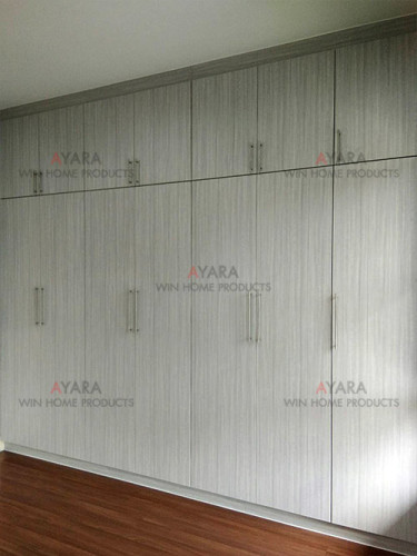 ตู้เสื้อผ้า Built-in โครงปาติเกิลกันชื้น หน้าบาน Melamine สี Teak 1