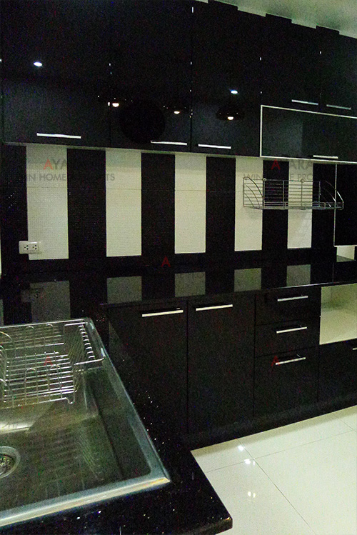 ชุดครัว Built-in ตู้ล่าง โครงซีเมนต์บอร์ด หน้าบาน Hi Gloss สีดำ 2