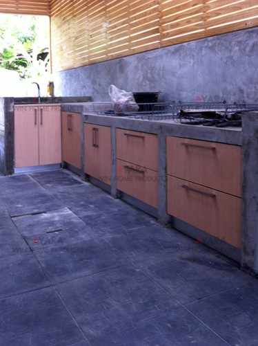 ชุดครัว Built-in ตู้ล่าง โครงซีเมนต์บอร์ด หน้าบาน Laminate สี Natural Beech ลายไม้แนวตั้ง