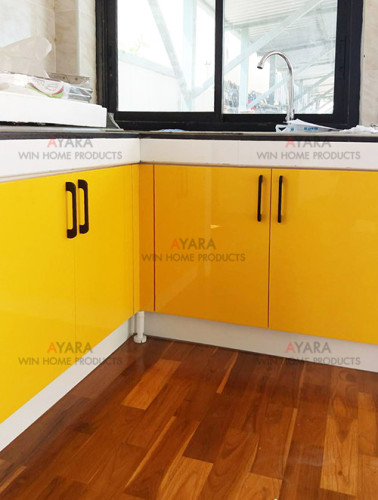ชุดครัว Built-in ตู้ล่าง โครงซีเมนต์บอร์ด หน้าบาน Hi Gloss สีเหลือง