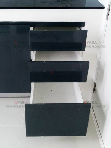 ชุดครัว Built-in โครงซีเมนต์บอร์ด หน้าบาน Hi Gloss สีเทาเงา - ม.Centro 2