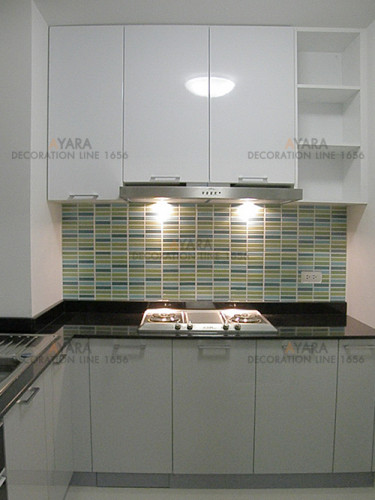 ชุดครัว Built-in โครงซีเมนต์บอร์ด หน้าบาน Laminate สีเทา + ดำ + PVC ขาวเงา