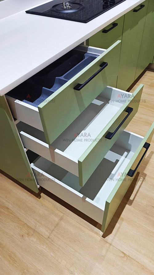 ชุดครัว Built-in โครงซีเมนต์บอร์ด หน้าบาน Hi Gloss สีเขียวด้าน + Laminate สี Coffee Oak 4