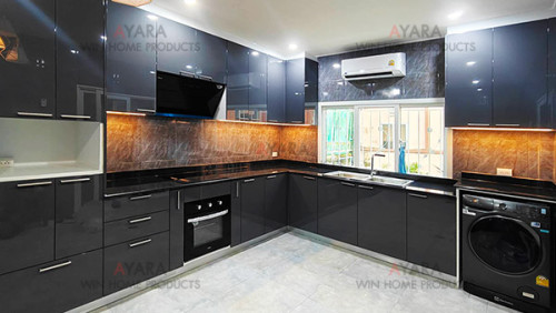 ชุดครัว Built-in โครงซีเมนต์บอร์ด หน้าบาน Hi Gloss สีเทาเข้มเงา