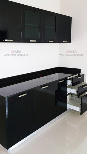 ชุดครัว Built-in ตู้ล่าง โครงซีเมนต์บอร์ด หน้าบาน PVC สีดำเงา - ม.Perfect Place 2