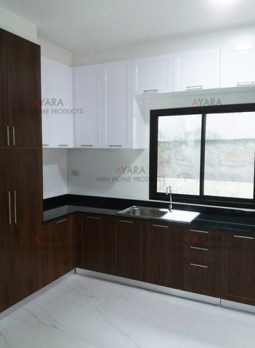 ชุดครัว Built-in ตู้ล่าง โครงซีเมนต์บอร์ด หน้าบาน PVC ลายไม้ + สีขาวเงา เซาะร่อง