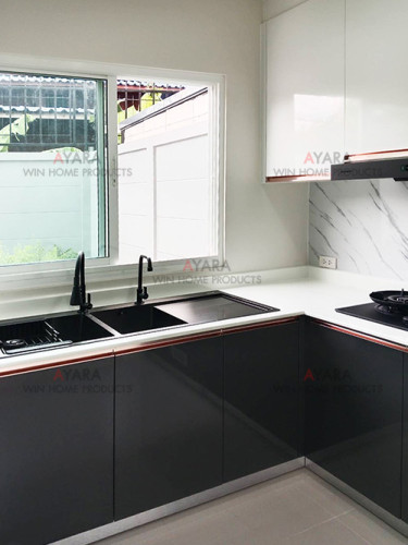 ชุดครัว Built-in โครงซีเมนต์บอร์ด หน้าบาน Laminate สีเทาเข้มเงา + ขาวเงา 1