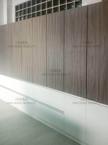 ตู้เก็บของ Built-in โครง HMR กันชื้น เคลือบ Melamine สี Grey Walnut + สีขาว
