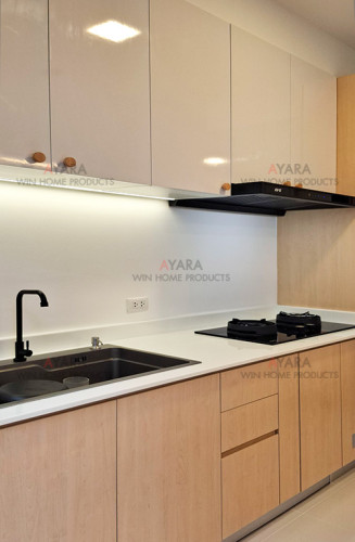 ชุดครัว Built-in โครงซีเมนต์บอร์ด หน้าบาน Melamine สี Maple + ขาวเงา - ม.Villaggio 1