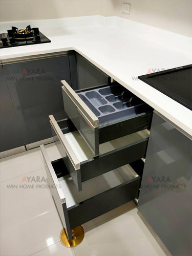 ชุดครัว Built-in โครงซีเมนต์บอร์ด หน้าบาน Hi Gloss สีเทาเงา + ขาวเงา - ม.Perfect Place 3