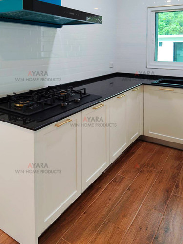 ชุดครัว Built-in โครงซีเมนต์บอร์ด หน้าบาน PVC สีขาวครีม ลายไม้ เซาะร่อง Stack
